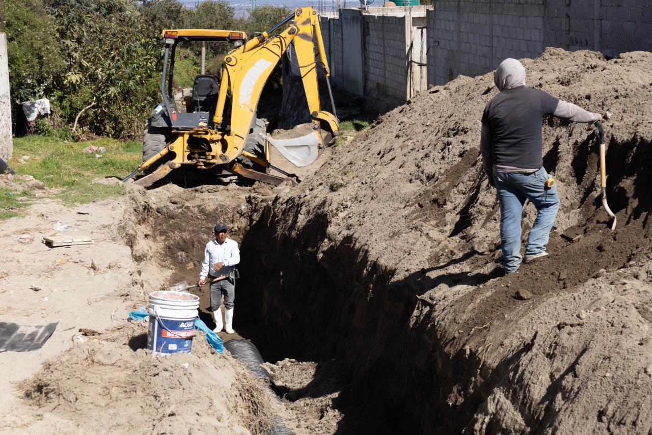 Continúa la construcción de la Red de Drenaje Sanitario en la comunidad de Los Pilares